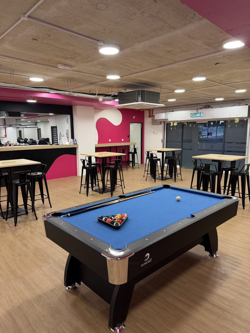 Pool table in the Berry Nice customer lounge while you wait for your quote