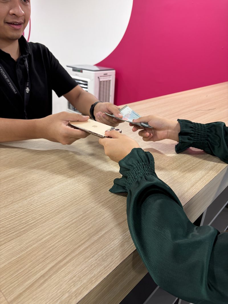 Berry Nice customer receiving cash payout for sold device